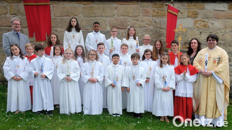 17 Kinder gingen am Sonntag in Eschenbach zum ersten Mal "zum Tisch des Herrn". Unser Bild zeigt die Kommunionkinder nach dem Festgottesdienst mit Stadtpfarrer Johannes Bosco, Pastoralreferent Alfred Kick, Schulleiter Wolfgang Bodensteiner und Klassenlehrerin Evelin Zeitler Bild: do
