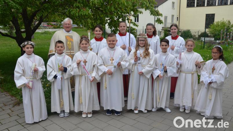 Mit Stadtpfarrer Gottfried Schubach und den Ministranten feierten acht Kinder in St. Johannes Erstkommunion. Bild: Kunz