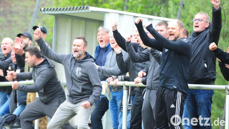 Trainer Markus Pappenberger (Mitte) jubelt mit dem Wiesauer Anhang: Mit dem 2:0-Erfolg bei den Sportfreunden Kondrau wahrte die SpVgg Wiesau die Chance auf den Klassenerhalt. Bild: Thomas Schrems
