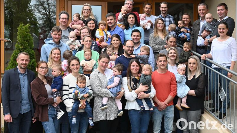 Die im Jahr 2022 zur Welt gekommenen Kinder der Gemeinde Poppenricht sowie deren Eltern, denen Bürgermeister Hermann Böhm (hinten rechts) das Begrüßungsgeld sowie eine CD mit Kinderliedern überreichte. Bild: gf