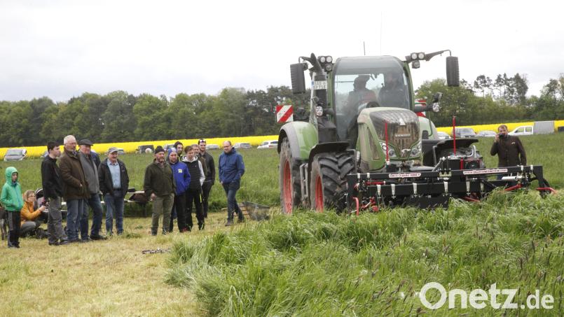 Die Teilnehmer am "Wiesen-Tag" des Landwirtschaftsamtes beobachten den Einsatz eines Doppelmesser-Mähwerks mitz einer Schnitthöhe von zehn Zentimetern. Bild: Hirsch