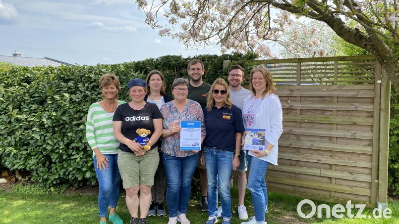 Die Theatergruppe Gebenbach hat dem Wünschewagen des ASB 800 Euro gespendet. Bild: Sabine Lindner/Theatergruppe/exb