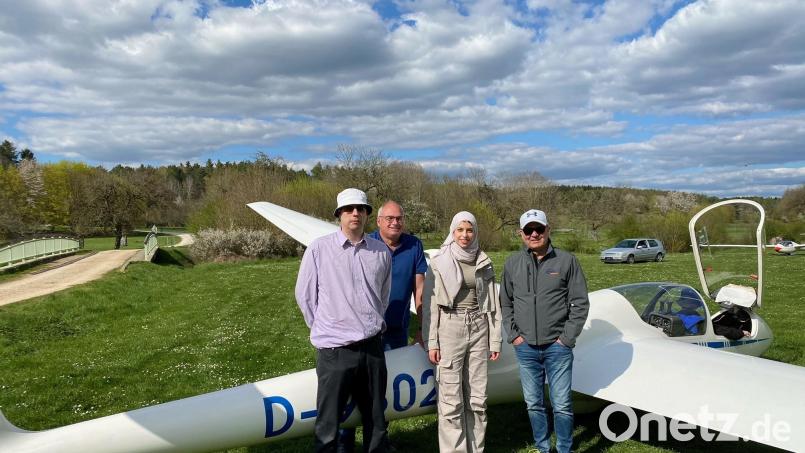 Strahlende Gesichter nach der erfolgreichen Piloten-Prüfung: Sana Jumah mit ihren Fluglehrern Christoph Debler (von links) und Peter Huber sowie Prüfer Franz Klimt. Bild: Katrin Rogenhofer, LSG Amberg