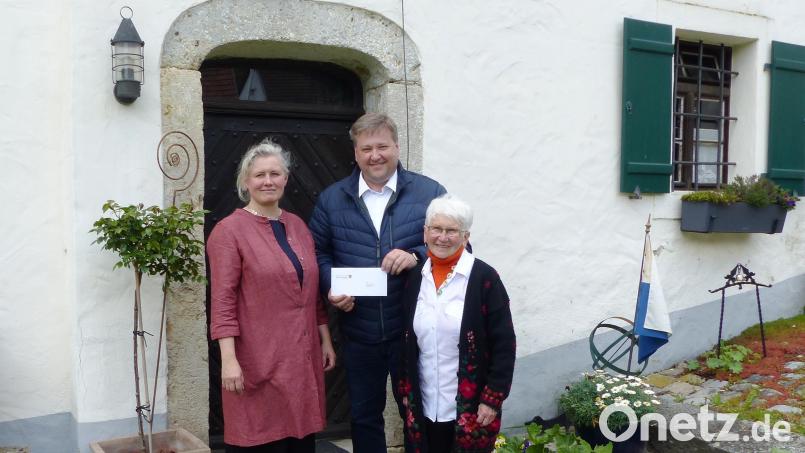 Der Kastler Bürgermeister und stellvertretende Landrat Stefan Braun übergab bei der Wiedereröffnung des Kastler Heimatmuseums einen Spendenscheck an Birgitta Englhard (links) und Anna Maria Weiß. Bild: jp