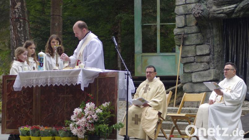 Gemeinsam mit Präfekt Gerhard Pöpperl (stehend) zelebrierten Pfarrer Konrad Amschl und Pfarrvikar Dr. Eugen Yurchenko (rechts) den Gottesdienst auf der Naturbühne. Bild: abi
