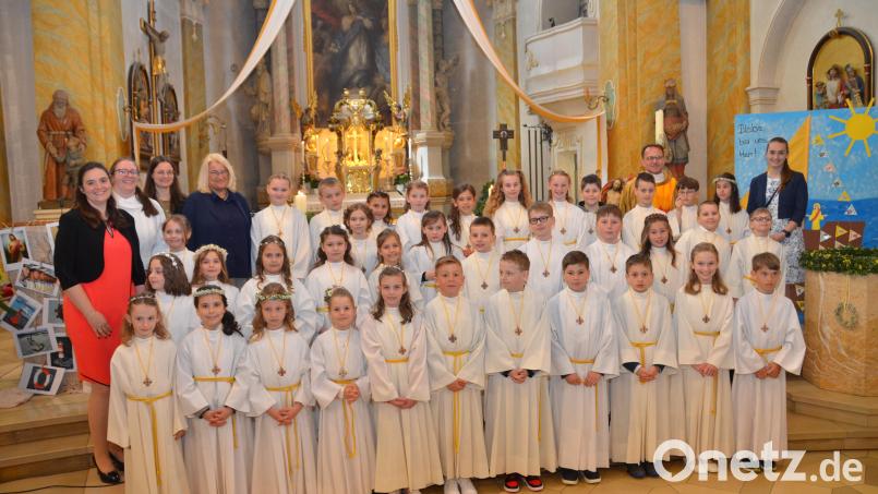 Dekan Alexander Hösl (hinten, rechts) feierte mit 36 Kindern ihren Erstkommuniontag. Begleitet wurden die Erstkommunikanten an diesem Tag auch von ihren Lehrkräften. Bild: dob