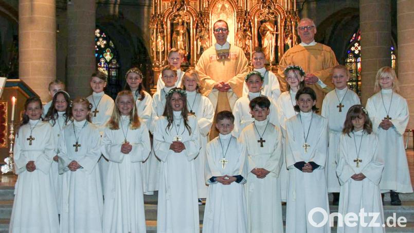 Stadtpfarrer Thomas Helm und Diakon Richard Sellmayer (hinten, von links) feierten in der Basilika mit 20 Kindern deren Erstkommunion. Bild: ads