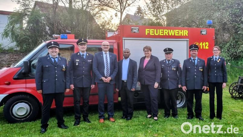 Freuten sich über den gelungenen Florianstag: Zangensteins Feuerwehr-Vorstand Wolfgang Graf, Kreisbrandinspektor Christian Weinfurtner, Schwarzhofens Bürgermeister Maximilian Beer, Pfarrer Johnson Varakaparambil, Dieterskirchens Bürgermeisterin Anita Forster, Kreisbrandmeister Konrad Hoch, Kommandant Michael Fichtl und zweite Kommandantin Christina Matschewski (von links) Bild: Wolfgang Graf/exb