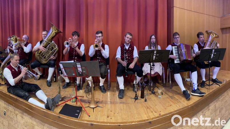 Gemeinsam spielen die &quot;Jungen und&quot; &quot;Alten&quot; zum Tanz auf der Kettelerhaus-Bühne auf. Bild: müb