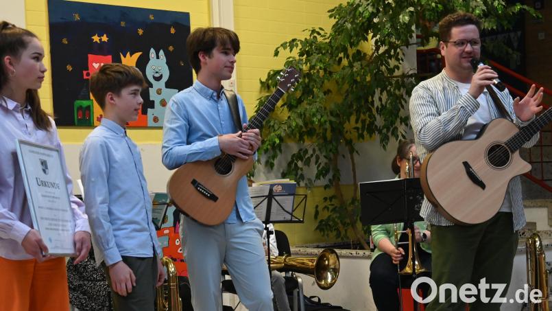 Veronika, Xaver und Moritz Bauer (ehemalige Teilnehmer bei The Voice Kids) sowie DSDS-Kandidat Felix Gleixner wurden beim Frühjahrsempfang in Poppenricht ausgezeichnet. Bild: gf