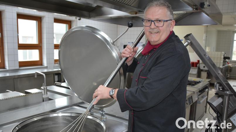 Küchenchef Konrad Maierhöfer war 30 Jahre lang Küchenchef in den Stiftlandwerkstätten St. Elisabeth. Von einst 40 Essen wurde die Zahl auf 1400 Mahlzeiten pro Tag gesteigert. Bild: jr