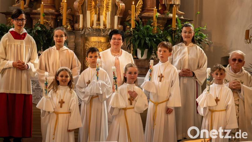 Fünf Kinder aus der Pfarrei St. Erhard feierten am Sonntag mit Pfarrer Gerhard Schmidt (rechts) ihren Erstkommuniontag. Bild: dob