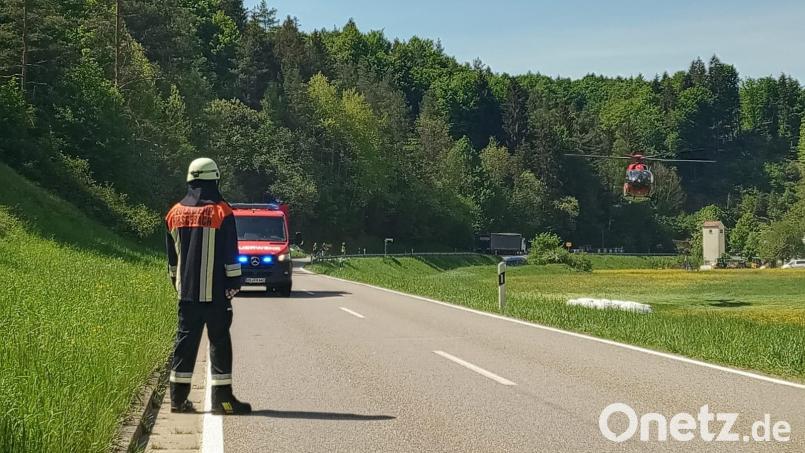 Ein Rettungshubschrauber Christoph 27 flog am Sonntagvormittag zu einem Verkehrsunfall bei Hirschbach. Ein Autofahrer hatte einen Motorradfahrer übersehen. Bild: lei