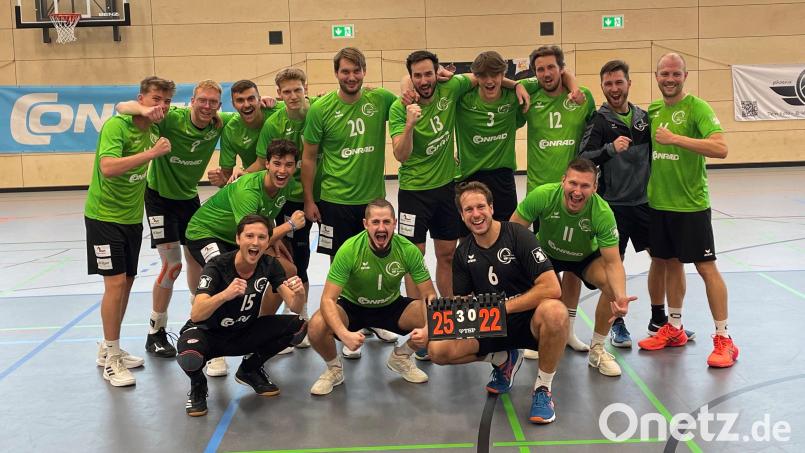 Jubel bei den Volleyballern des VC DJK Amberg, die in der kommenden Saison in der 3. Liga spielen. Bild: gsp