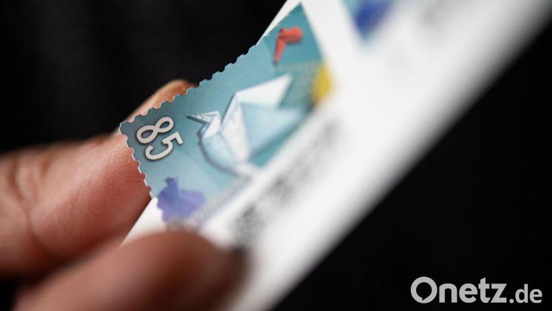 Anfang 2022 verteuerte sich der Inlandsstandardbrief von 80 auf 85 Cent. 2024 will die Deutsche Post das Briefporto früher erhöhen als geplant. Bild: Marijan Murat/dpa