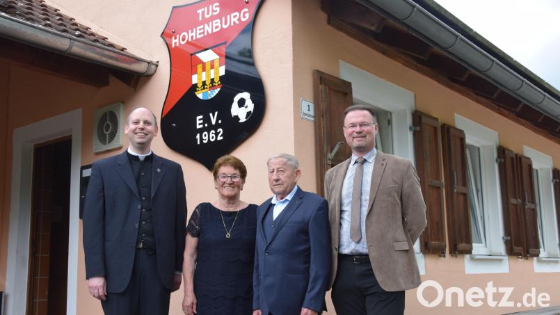 Seinen 85. Geburtstag feierte Johann Schindler im Sportheim des TuS Hohenburg, dessen Ehrenmitglied er ist. Neben seiner Frau Barbara gratulierten Pfarrer Hans Jürgen Zeitler (links) und Bürgermeister Florian Junkes (rechts). Bild: bö