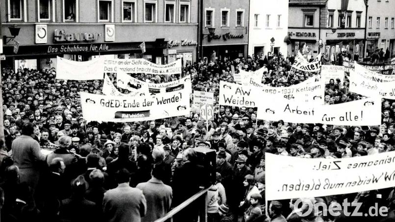 Am 18. März 1983 gingen die Eisenbahner gemeinsam mit den Weidenern auf die Straße. Am Oberen Markt demonstrieren fast 5000 Menschen für den Erhalt des Ausbesserungswerks in der Centralwerkstätte. Archivbild: Rudi Bonkoß