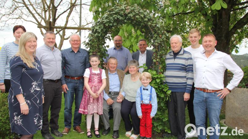 In seiner Familie, hier an seinem 85. Geburtstag sitzend mit Gattin Christa, seinen beiden Brüdern, Kindern und Enkeln fühlt sich der „Bouwerl Bart“ am Wohlsten. Auch Bürgermeister Norbert Eckl und Gemeinderat Markus Forster (Mitte hinten) waren zum Gratulieren gekommen. Bild: frd