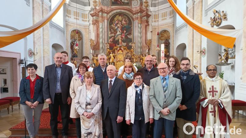 Ehepaare aus dem Bereich der Pfarrei Bad Neualbenreuth erinnerten sich kürzlich an ihre Eheschließung vor 5 bis 50 Jahren, im Bild zusammen mit Pfarrer George Parankimalil, dem liturgischen Dienst und den Mitwirkenden zur musikalischen Gestaltung. Bild: Wolfgang Plonner/exb