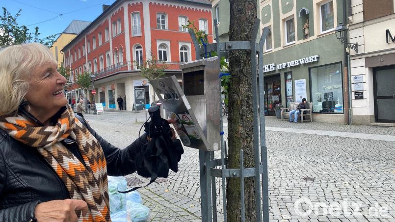 Karin Meixner-Nentwig entleert die Aschenbecher selbst mehrmals die Woche. Bild: Schönhofen