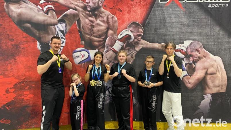 Auf dem Bild von links: Coach Erich Aul, Josefine Fizia, Jenny Wurster, Laura Paßler, Max Fizia und Coach Albin Kosiorek. Bild: Alexandra Fizia/exb