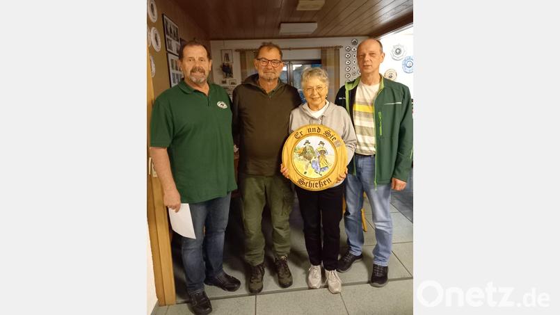 Schützenmeister Uli Götz (links) und Schießleiter Werner Irlbeck (rechts) gratulierten Norman Paumer (Zweiter von links) und Edith Mösbauer (Zweite von rechts). Bild: Gerlinde Biersack/exb
