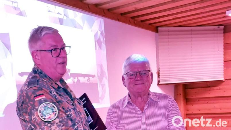 Mit Oberstabsfeldwebel der Reserve Robert Fischer (links) hatte Vorsitzender Edmund Bruckner (rechts) einen Kenner des Luftwaffengeschwaders gewonnen. Bild: whü