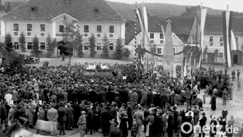 Beim 1926 eingeweihten Kriegerdenkmal beginnen die Rundgänge in Waidhaus. Repro: pi