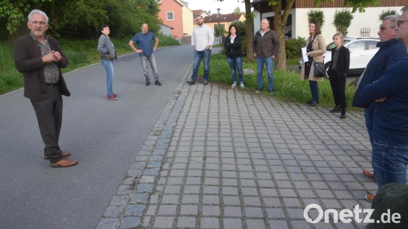 Bürgermeister Rudolf Schopper (links) bespricht mit Anwohnern und Gemeinderäten Maßnahmen der Geschwindigkeitsreduzierung in Ilsenbach. Bild: fz