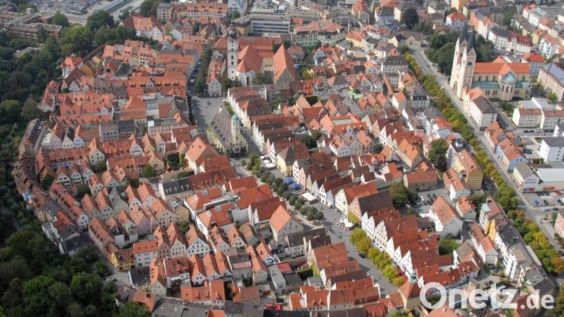 Die Weidener Fußgängerzone steht am Freitag ganz im Zeichen der Vereine: 55 von ihnen präsentieren sich erstmals gemeinsam in der Innenstadt bei der Veranstaltung &quot;Mein Weiden&quot;. Bild: Ascherl