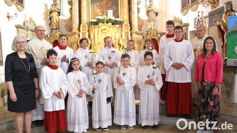 Die Erstkommunionkinder mit Klassenleiterin Rektorin Ortrud Sperl und Pfarrer Herbert Rösl (links), Ruhestandspfarrer Max Stigler und Lehramtsanwärterin Laura Aigner (rechts) sowie den diensthabenden Ministranten. Bild: Josef Böhm