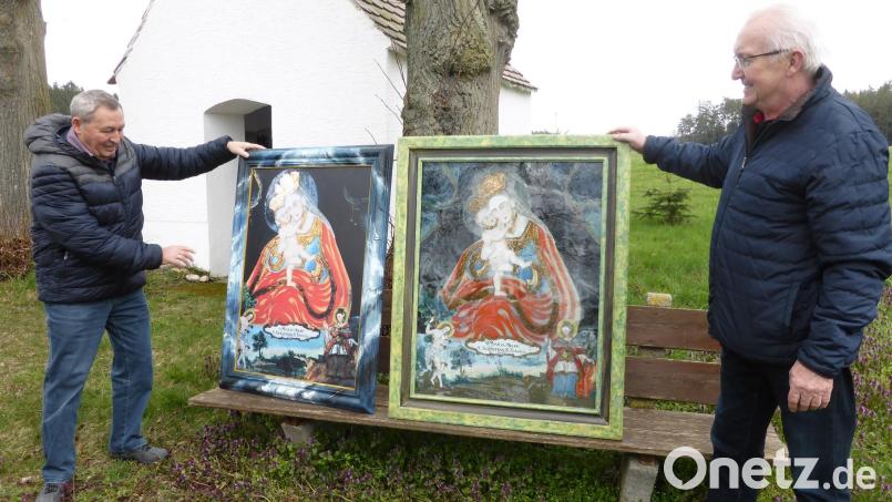 Peter Egerer und Helmut Friedl (von links) überreichten die Kopie des Hinterglasbildes für die Kapelle in Schiltern. Bild: Eimer/exb