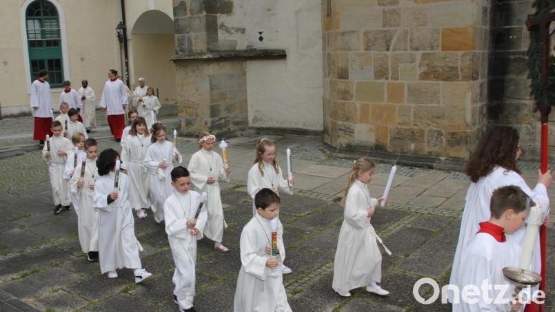 Die 15 Kommunionkinder zogen zu ihrem festlichen Gottesdienst in die Georgskirche ein. Bild: ads