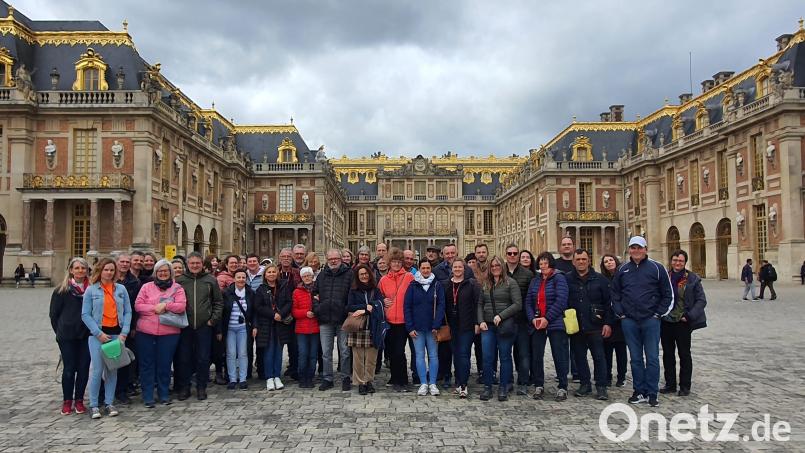 Die Reisegruppe aus dem Landkreis Tirschenreuth vor dem Schloss Versailles. Bild: Peter Gold/exb