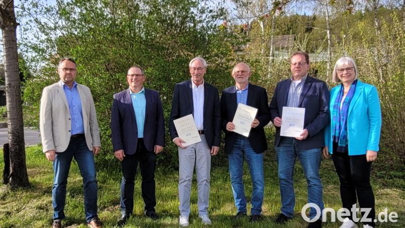 Bezirksvorsitzender Manuel Sennert und Zweiter Bürgermeister Egbert Völkl gratulierten Johann Steger, Siegfried Bräuer und Thomas Schwingl zur Ehrung. Die Urkunden hatte Kreisvorsitzende Ortrud Spörl (von links) überreicht. Bild Annemarie Mösbauer/exb