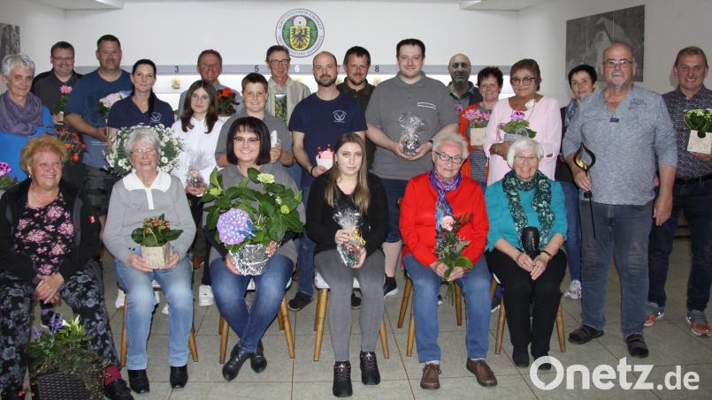 Die glücklichen Gewinner des Erbendorfer Muttertagsschießens mit den drei Erstplatzierten
Tatjana Mathes (sitzend, links), Marina Beer (sitzend, Dritte von links) und Michael Gerschau (stehend, Zweiter von links). Bild: Schützenverein Einigkeit/exb