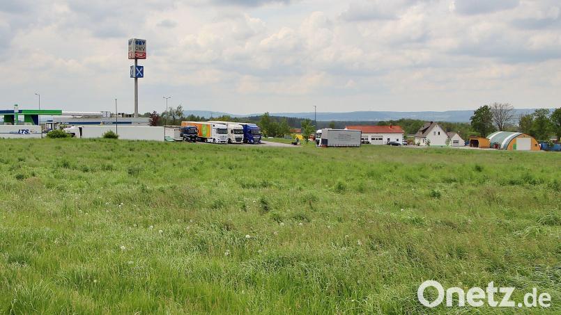 Die Fläche für das geplante Technologie-Transfer-Zentrum liegt zwischen Schwandorf und Wackersdorf in einem Interkommunalen Gewerbegebiet. Dort ist auch das Foto entstanden, mit Blick auf die benachbarte Tankstelle. Bild: Thomas Dobler