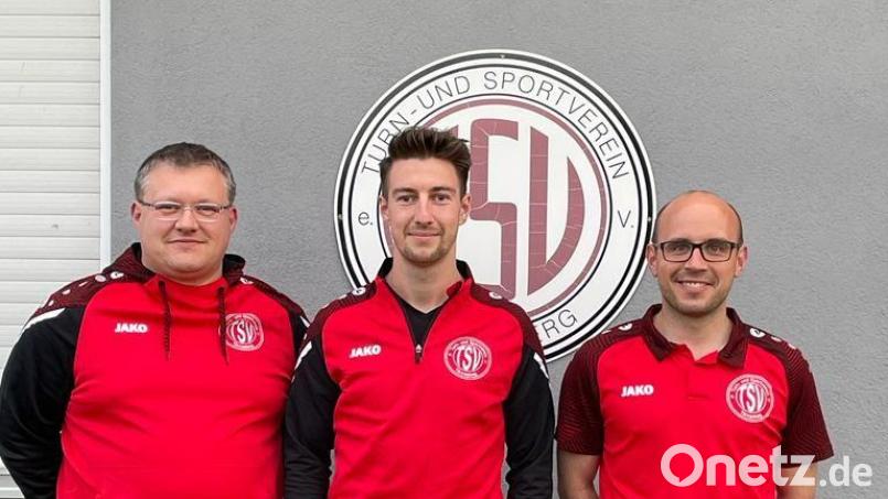 André Klahn (Mitte) wird neuer Trainer in Tännesberg. Abteilungsleiter Sven Stock (links) und Tom Hauer fädelten die Verpflichtung ein. Bild: TSV Tännesberg