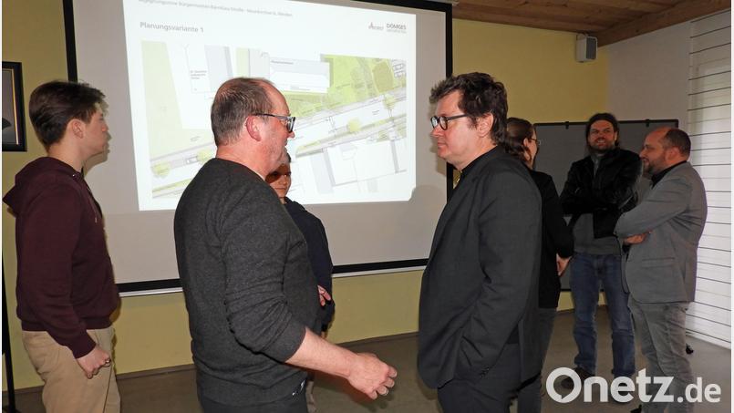 Auch nach der offiziellen Präsentation der Pläne für die Neugestaltung der Dorfmitte in Neunkirchen stand Baudezernent Oliver Seidel (rechts) Rede und Antwort. Bild: Winkler
