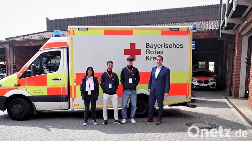 Die Studenten wurden vorher beim BRK geschult und mit Ausweisen ausgestattet, jetzt machen sie Werbung für den BRK-Kreisverband Amberg-Sulzbach. Wie wichtig das ist, erklärt BRK-Kreisgeschäftsführer Sebastian Schaller (rechts). Bild: Sabine Bogner/exb