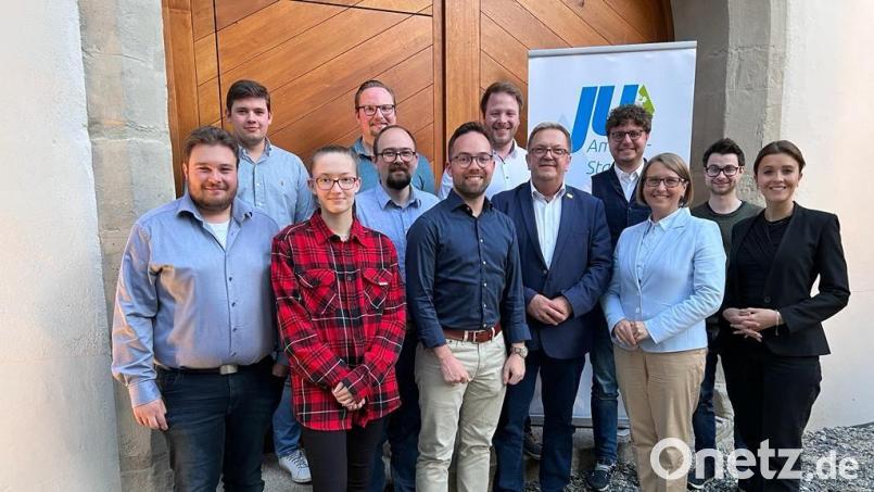 Der neue JU-Kreisvorstand und seine Ehrengäste (von links): Tobias Neudecker, Pascal Glöckner, Laura Clara Meiser, Thorsten Höcht, Maximilian Großer, Florian Füger, Henner Wasmuth, Martin Preuß, Timo Doleschal, Susanne Hierl, Florian Singer und Marina Kramer. Bild: Florian Singer