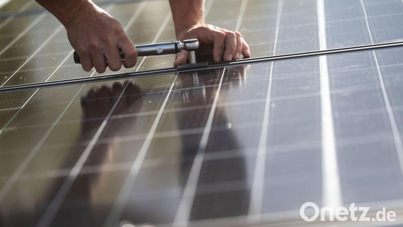 Der Marktrat Plößberg lehnte einstimmig den Bauantrag für die Errichtung eines Solar-Zauns auf einer landwirtschaftlichen Fläche ab. Symbolbild: Marijan Murat/dpa