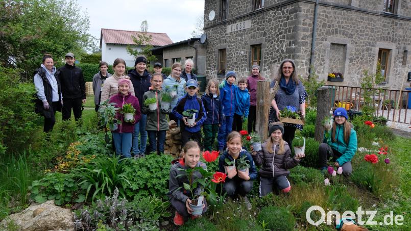 Viele neue zehnjährige Kinder kamen am Samstag zum Gemeinschaftstag der Flosser Bahnhofskrähen. Die Jugendgruppe des OGV Flo ß und Umgebung ist jetzt auf 17 Kinder und Jugendliche angewachsen. Die Gruppe der Jüngeren ab zehn Jahren leitet nun Andrea Kostka (rechts). Bild: le