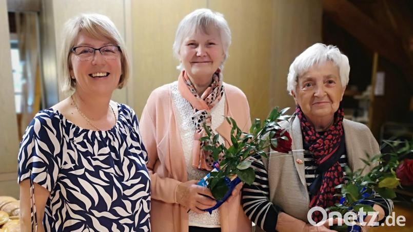 Ehrungen für langjährige Mitgliedschaft: Die 1.Vorsitzende Monika Gleißner (links) ehrt Christa Wehrl (2. von links)für 40-jährige und Katharina Schaller (rechts) für 20-jährige Zugehörigkeit. Bild: no