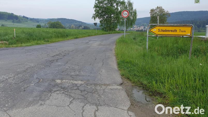 Die Gemeindeverbindungsstraße zwischen Schadenreuth und Grötschenreuth soll erneuert werden. Dazu gab der Stadtrat seine Zustimmung. Bild: kaz