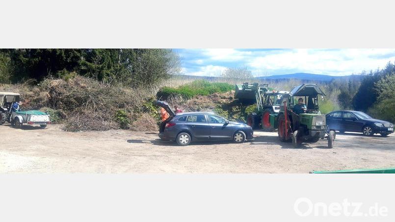 Zwei Mal in der Woche wird die Grünabfalldeponie am ehemaligen Steinbruch zum Treffen der Gartler aus Brand und Ebnath. Derzeit ist die Deponie am Mittwoch von 17 Uhr bis 19 Uhr und am Samstag von 14 Uhr bis 16 Uhr geöffnet. Der Berechtigungsschein kostet in diesem Jahr 33 Euro. Bild: ld