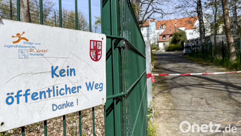 Der Zaun zum Kinder- und Jugendhilfezentrum Sankt Josef ist für einen Erwachsenen kein echtes Hindernis. Bild: Matthias Bäumler