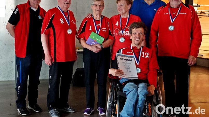 Durch den zweiten Platz bei der Bayerischen Meisterschaft sicherte sich der BVS Weiden die Teilnahme an der Deutschen Meisterschaft im Hallenboccia, die Ende Juli in Wiesbaden ausgetragen wird. Von links: Josef Pohl, Hans Stock, Gertrude Stock, Barbara Engmann, Christoph Voit (Rolli), Günther Herbolsheimer, Karl Voit Bild: Guenter Herbolsheimer/exb