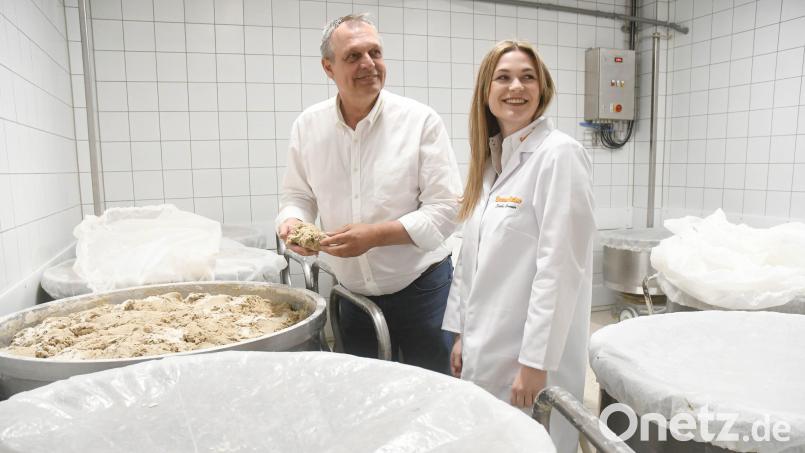 Vater und Tochter prüfen den Sauerteig aus eigener Herstellung. Sophie will in die Fußstapfen von Gerhard Brunner treten. Bild: Gabi Schönberger