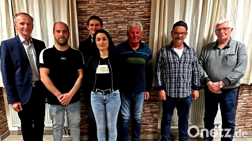 Eine neue Vorstandschaft wählt der Förderverein des AMC Weiden im ADAC: (von links) Karlheinz Ach, Max Friedrich, Tobias Ach, Natascha Ach, Hans Forster, Kurt Koreis und Karlheinz Kloppmann. Bild: R. Kreuzer